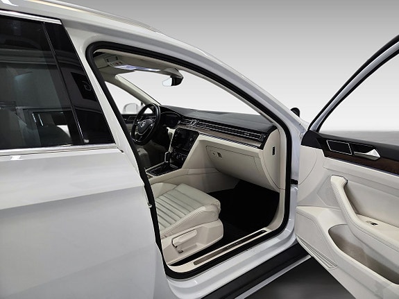 Volkswagen Passat Alltrack 13 of 17
