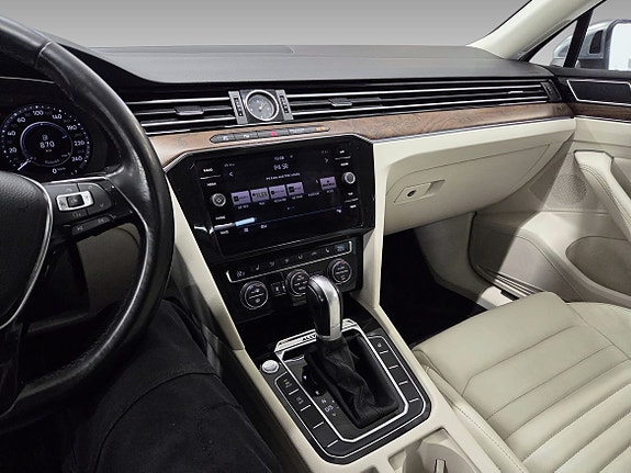 Volkswagen Passat Alltrack 8 of 17