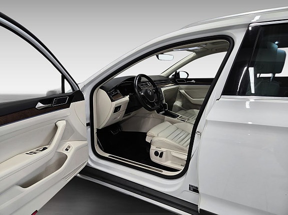 Volkswagen Passat Alltrack 11 of 17