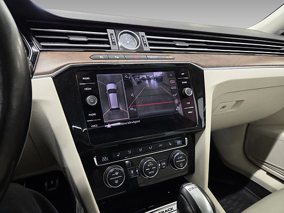 Volkswagen Passat Alltrack 9 of 17
