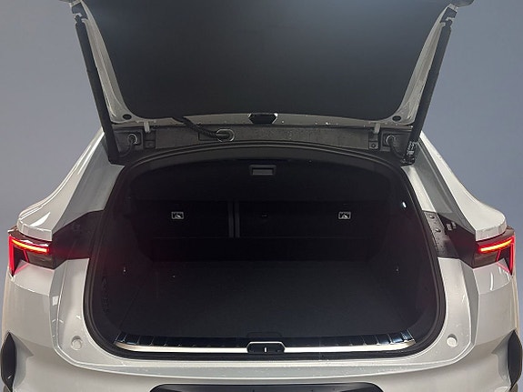 Polestar 4 8 of 13
