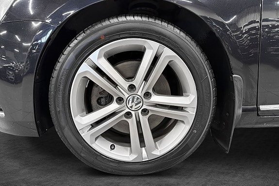Volkswagen Passat 2 of 17