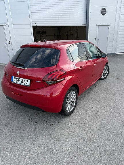 Peugeot 208 2 of 5