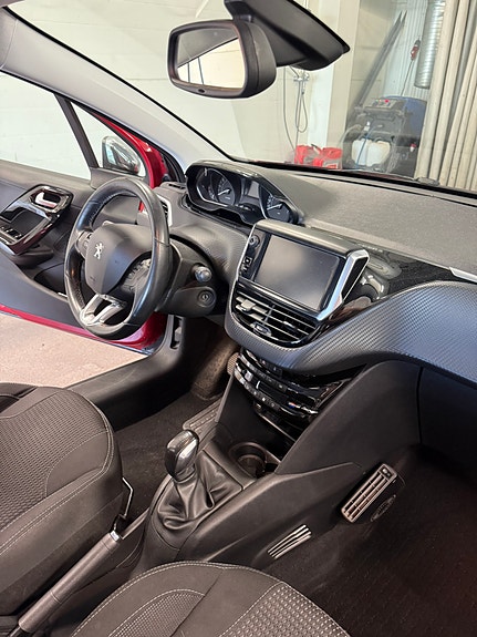 Peugeot 208 3 of 5