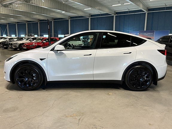Tesla Model Y 7 of 18