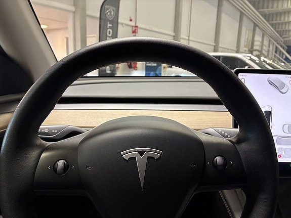 Tesla Model Y 16 of 18