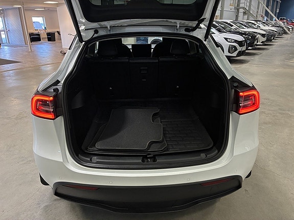 Tesla Model Y 17 of 18