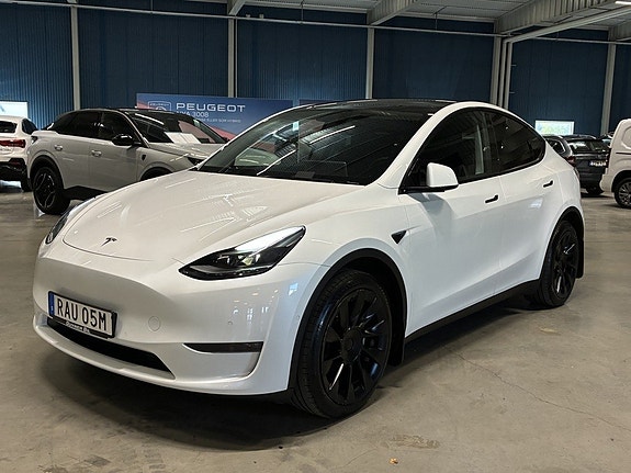Tesla Model Y 8 of 18