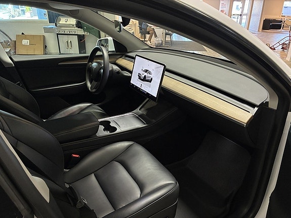 Tesla Model Y 10 of 18