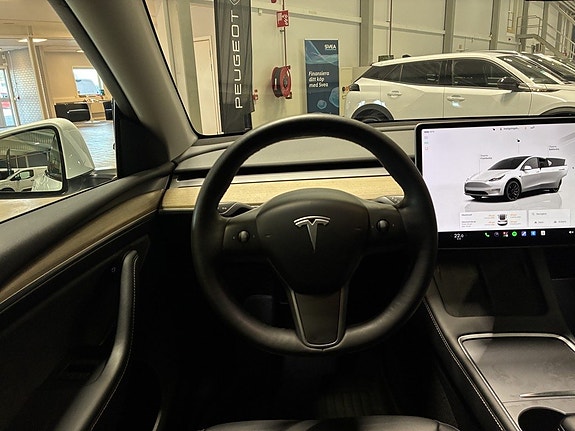 Tesla Model Y 13 of 18