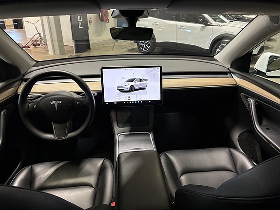 Tesla Model Y 12 of 18