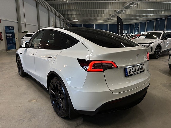 Tesla Model Y 6 of 18