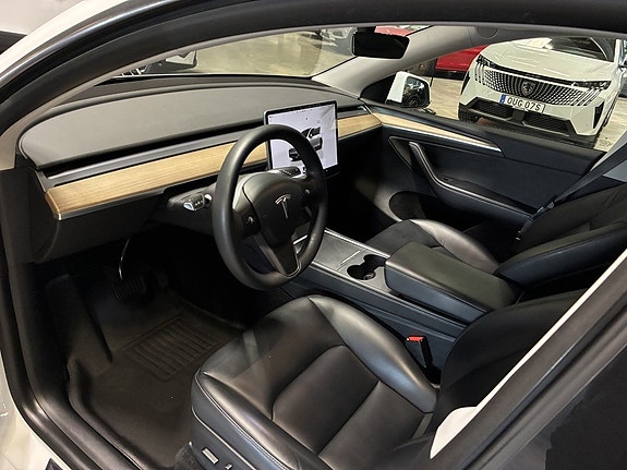 Tesla Model Y 9 of 18