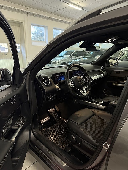 Mercedes-Benz GLB200 5 of 17
