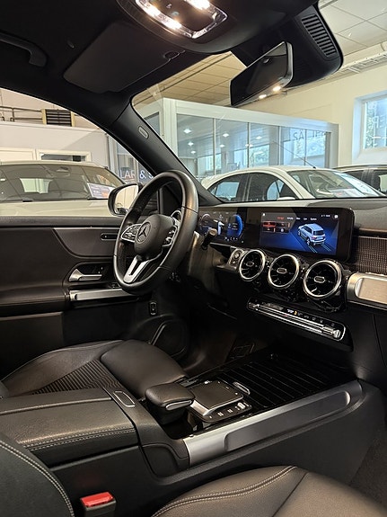Mercedes-Benz GLB200 11 of 17