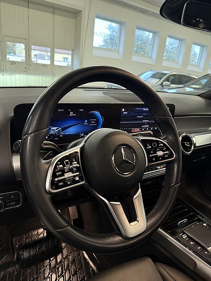 Mercedes-Benz GLB200 6 of 17