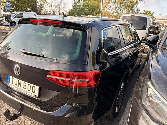 Volkswagen Passat 12 of 16