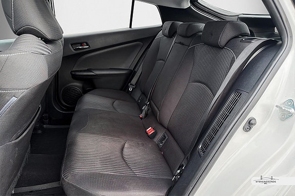 Toyota Prius Plug-in Hybrid 10 of 20