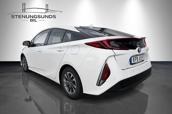 Toyota Prius Plug-in Hybrid 3 of 20