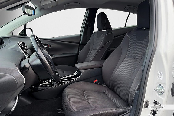 Toyota Prius Plug-in Hybrid 11 of 20