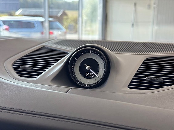 Porsche Cayenne 21 of 25