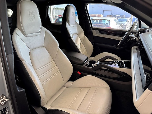 Porsche Cayenne 13 of 25