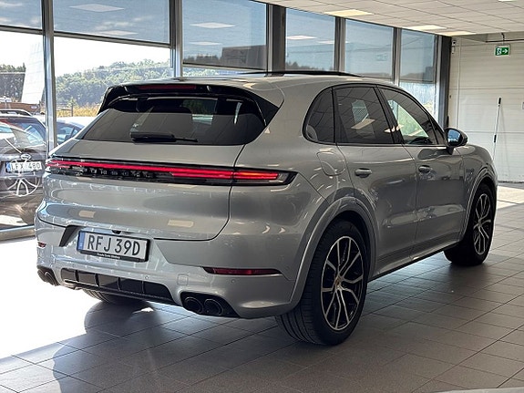 Porsche Cayenne 3 of 25