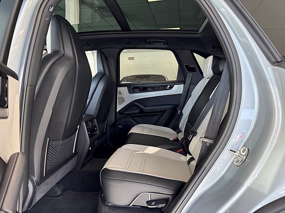 Porsche Cayenne 15 of 25