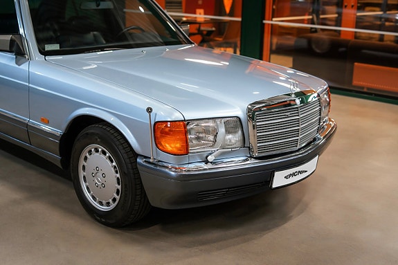 Mercedes-Benz 300 SE 2 of 26