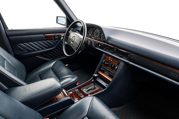Mercedes-Benz 300 SE 23 of 26