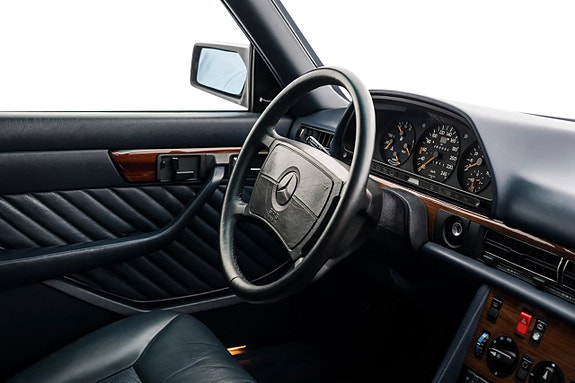 Mercedes-Benz 300 SE 24 of 26