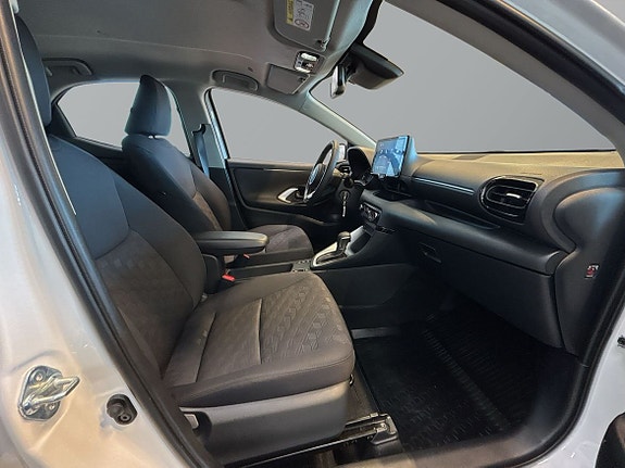 Toyota Yaris 8 of 24