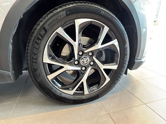 Toyota C-HR 13 of 26