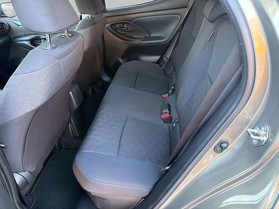 Toyota Yaris 7 of 13