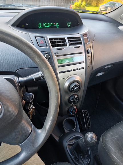 Toyota Yaris 3 of 3