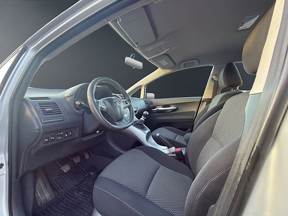 Toyota Auris 8 of 14