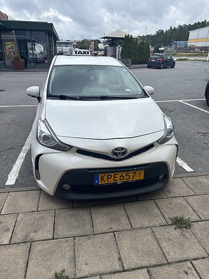 Toyota Prius+ 6 of 8