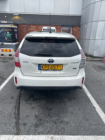 Toyota Prius+ 4 of 8
