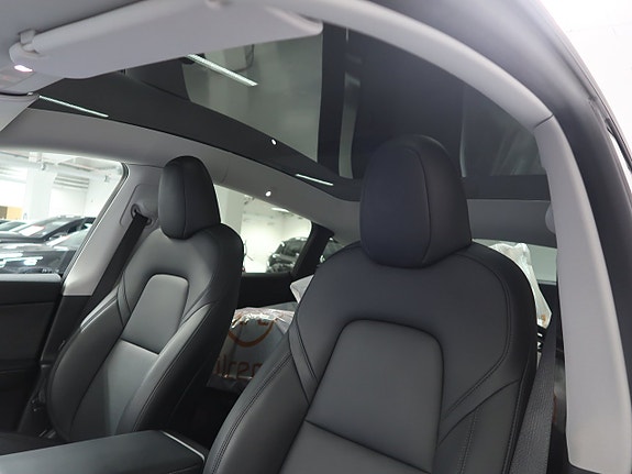 Tesla Model Y 23 of 30