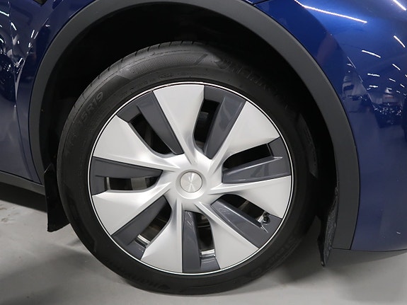 Tesla Model Y 12 of 30