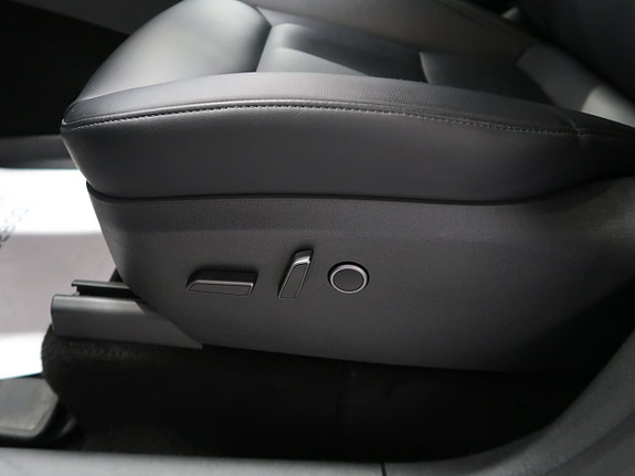 Tesla Model Y 19 of 30