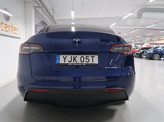 Tesla Model Y 7 of 30