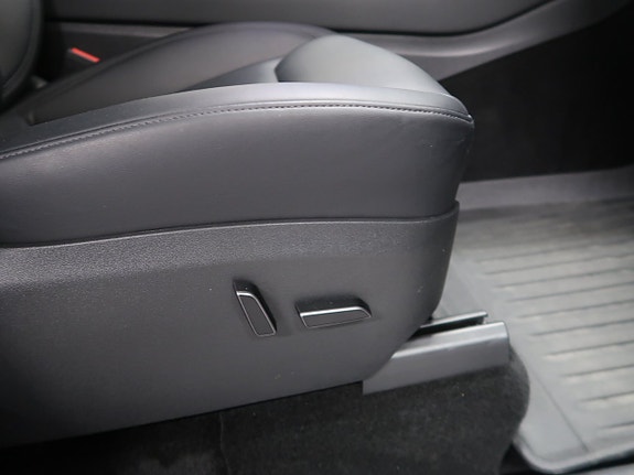 Tesla Model Y 22 of 30