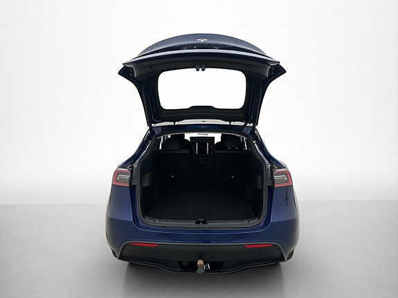 Tesla Model Y 10 of 30