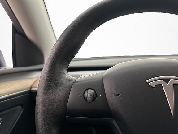 Tesla Model Y 25 of 30