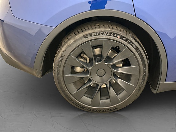 Tesla Model Y 29 of 30
