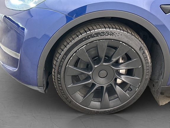 Tesla Model Y 28 of 30