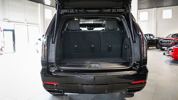 Cadillac Escalade 8 of 30
