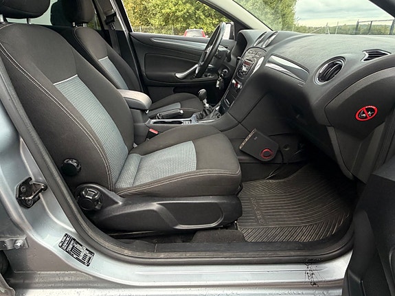 Ford Mondeo 23 of 25