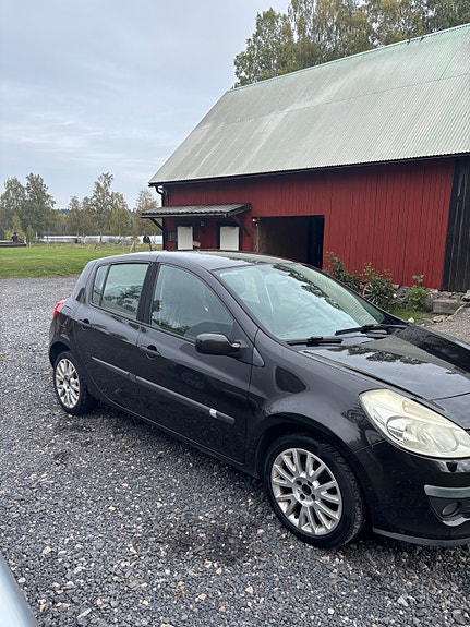 Renault Clio 2 of 8